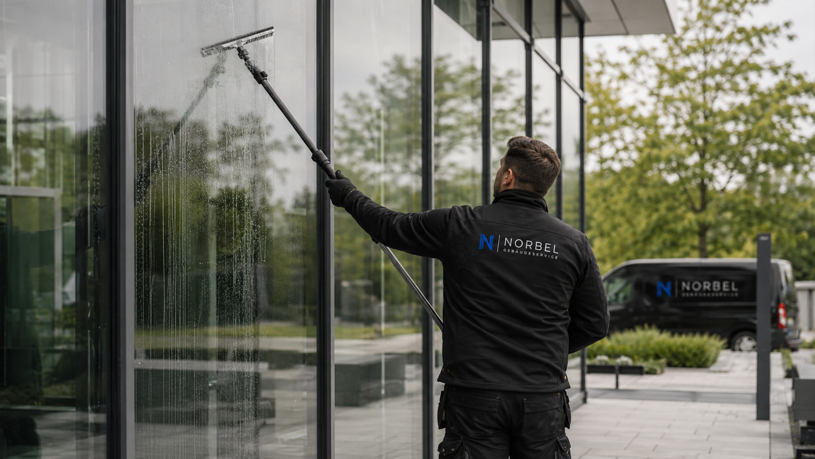 Professionelle Glas- und Fensterreinigung durch Norbel in Köln