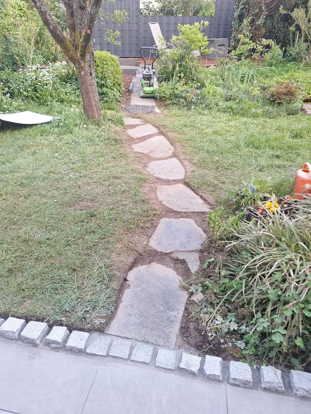 Gepflegte Gartenfläche nach ausgeführten Gartenarbeiten